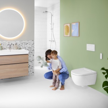 Doamna şi copilul într-o baie colorată şi cu oglindă Geberit Option
