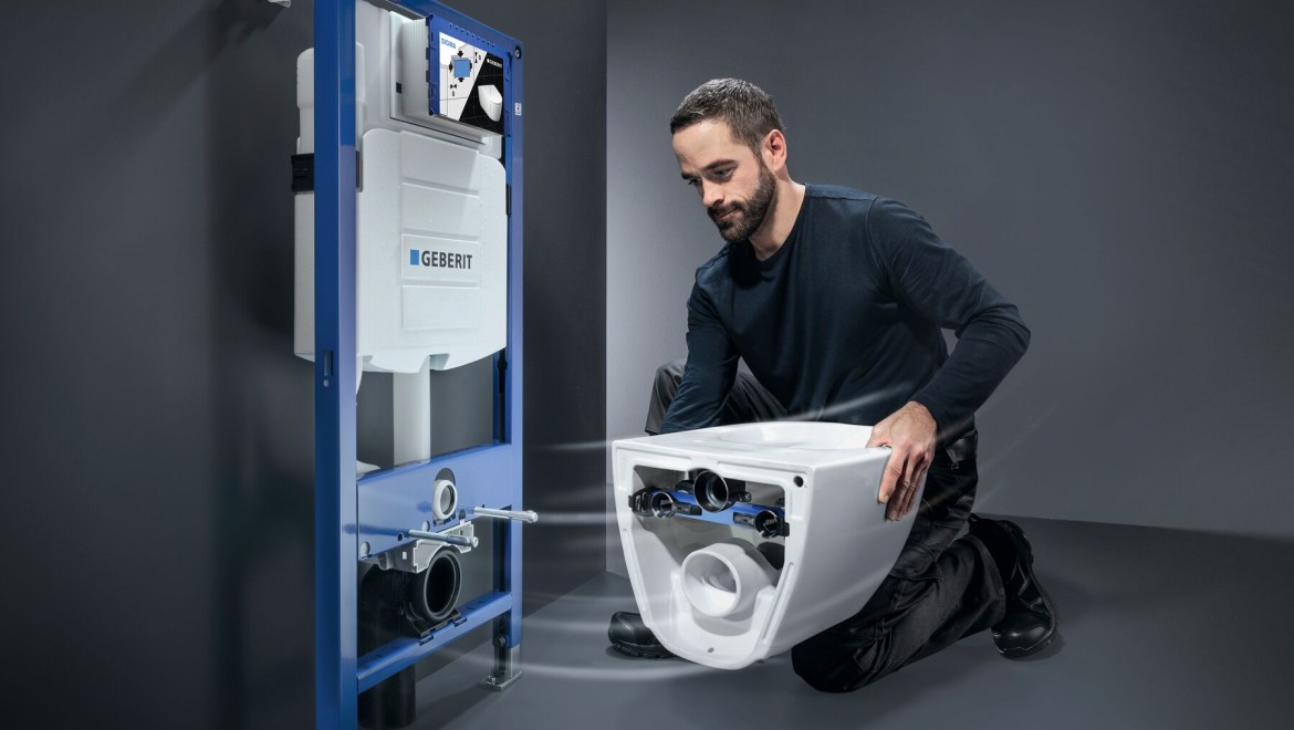 Geberit WC System montat de instalator care cuprinde rezervorul încastrat Geberit Sigma și WC Geberit Acanto