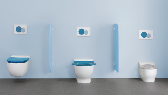 Vasele WC din seria de baie Geberit Bambini, cu capace WC şi clapete de acţionare colorate