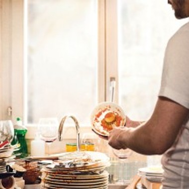 Veselă murdară care se adună în bucătărie