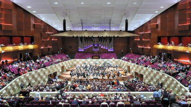 În marea sală de concerte au loc spectacole muzicale de toate stilurile (© Plotvis and Kraaijvanger Architecten)