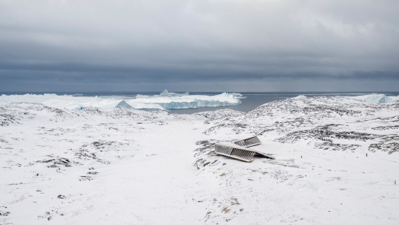 Centrul Ice Fjord este singura clădire din mijlocul peisajului înghețat. (© Adam Mørk)