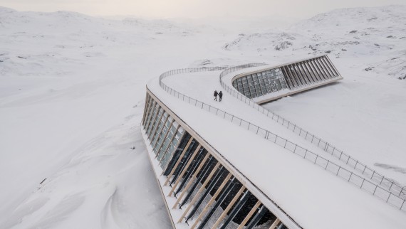 Acoperișul Centrului Ice Fjord este, de asemenea, o terasă. (© Adam Mørk)