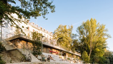 Vedere exterioară a noului centru de sporturi nautice din Graz (© Christian Repnik)