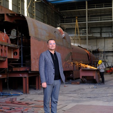 Directorul general Onun Tekir într-unul dintre atelierele de lucru de la șantierul naval ADA Yachting din Bodrum. Aici se construiește un iaht de 50 de metri pentru un client italian. (© Serkan Ali Çiftçi)