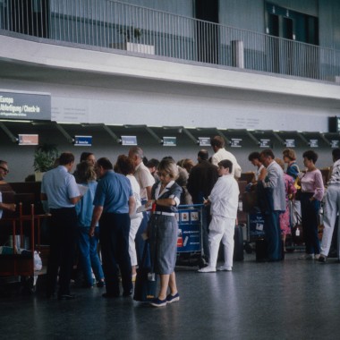 Pasageri așteptând în zona de tranzit a Terminalului A în 1986 (© ETH-Bibliothek Zürich)