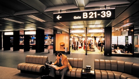 Fotografie de interior din anii 1980 a terminalului B de la Aeroportul Zurich-Kloten (© ETH-Bibliothek Zürich)